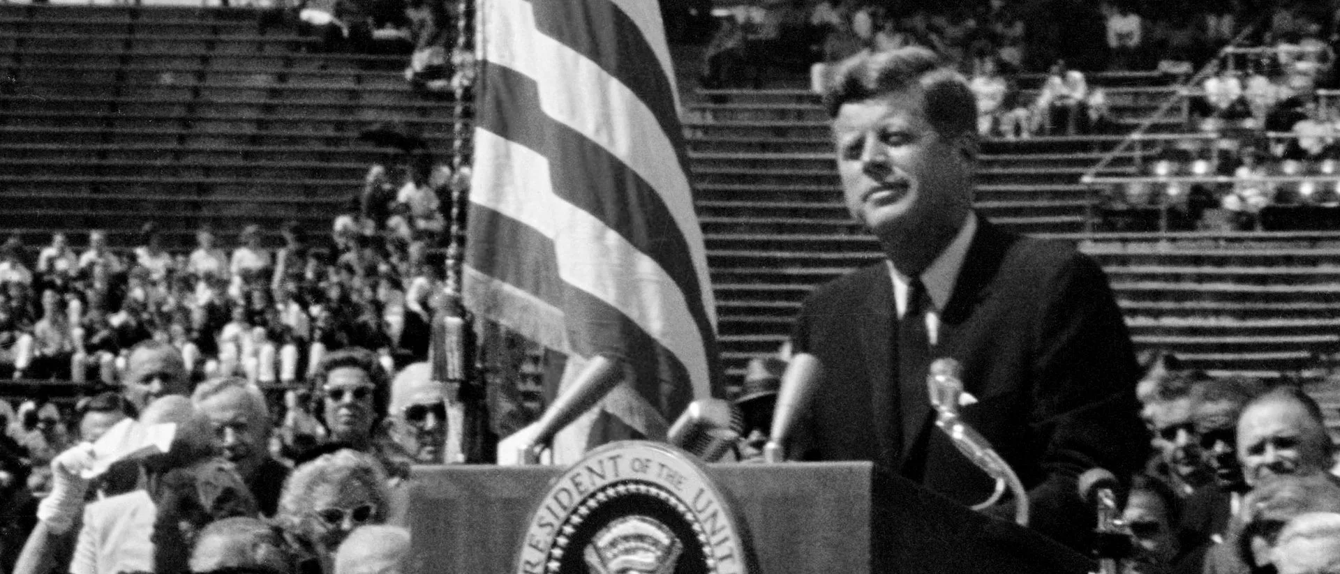 Le président Kennedy au pupitre du stade de l’université Rice, devant le sceau présidentiel et la foule, le 12 septembre 1962.